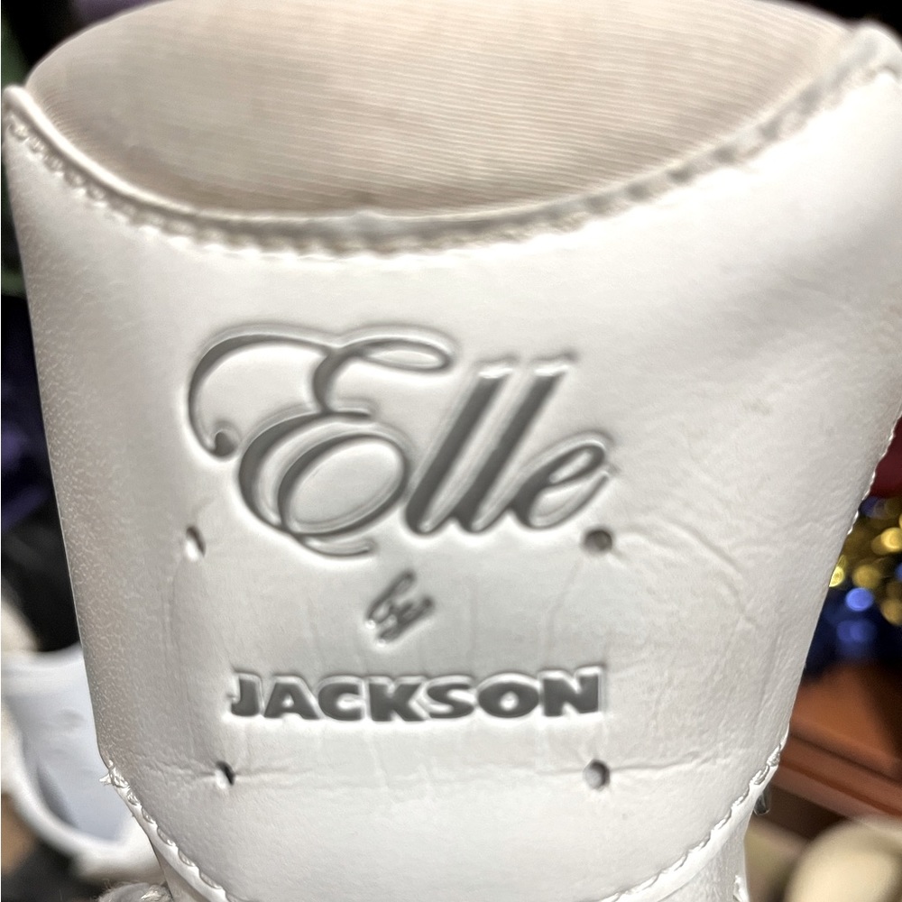 JACKSON ELLE Figure Skates size 4 R (children)